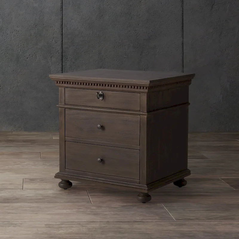 Table de chevet en bois à 3 tiroirs avec détails sculptés et poignées en laiton
