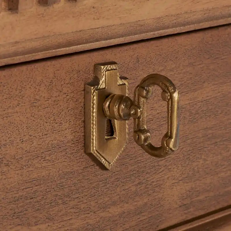 Table de chevet en bois à 3 tiroirs avec détails sculptés et poignées en laiton