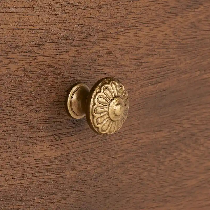 Table de chevet en bois à 3 tiroirs avec détails sculptés et poignées en laiton