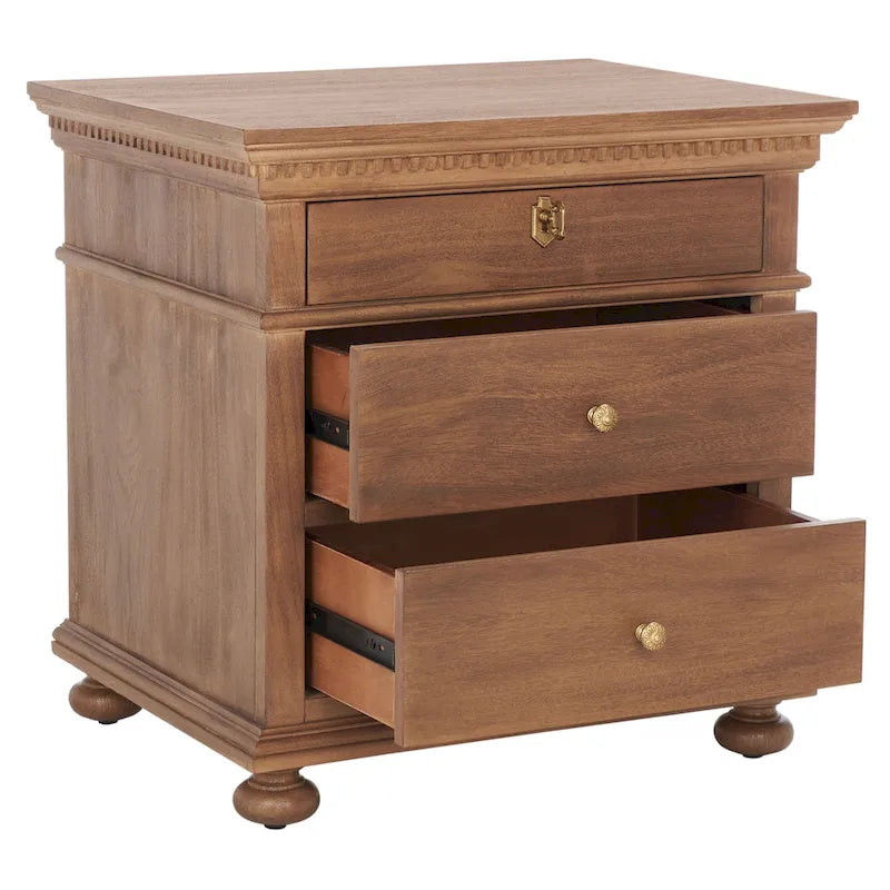 Table de chevet en bois à 3 tiroirs avec détails sculptés et poignées en laiton