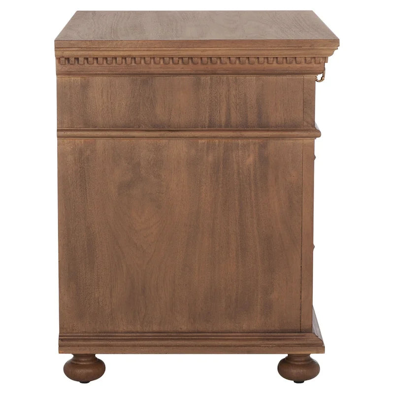 Table de chevet en bois à 3 tiroirs avec détails sculptés et poignées en laiton