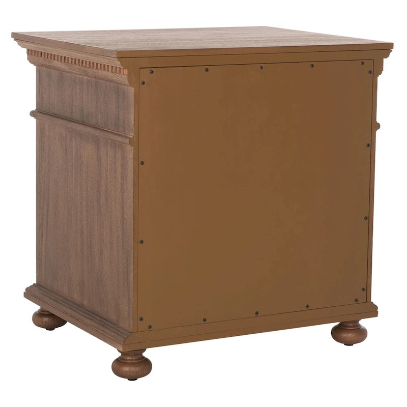 Table de chevet en bois à 3 tiroirs avec détails sculptés et poignées en laiton