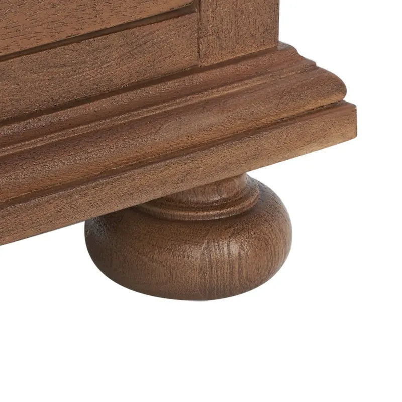 Table de chevet en bois à 3 tiroirs avec détails sculptés et poignées en laiton