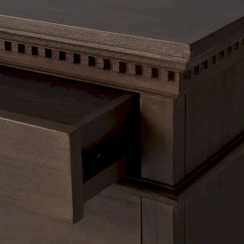 Table de chevet en bois à 3 tiroirs avec détails sculptés et poignées en laiton