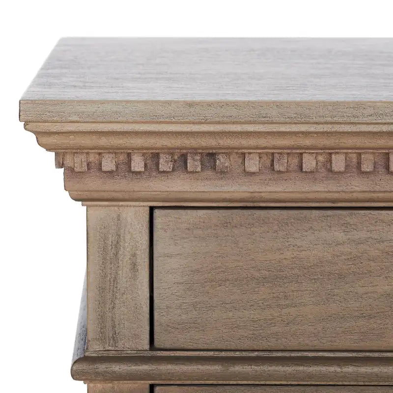 Table de chevet en bois à 3 tiroirs avec détails sculptés et poignées en laiton