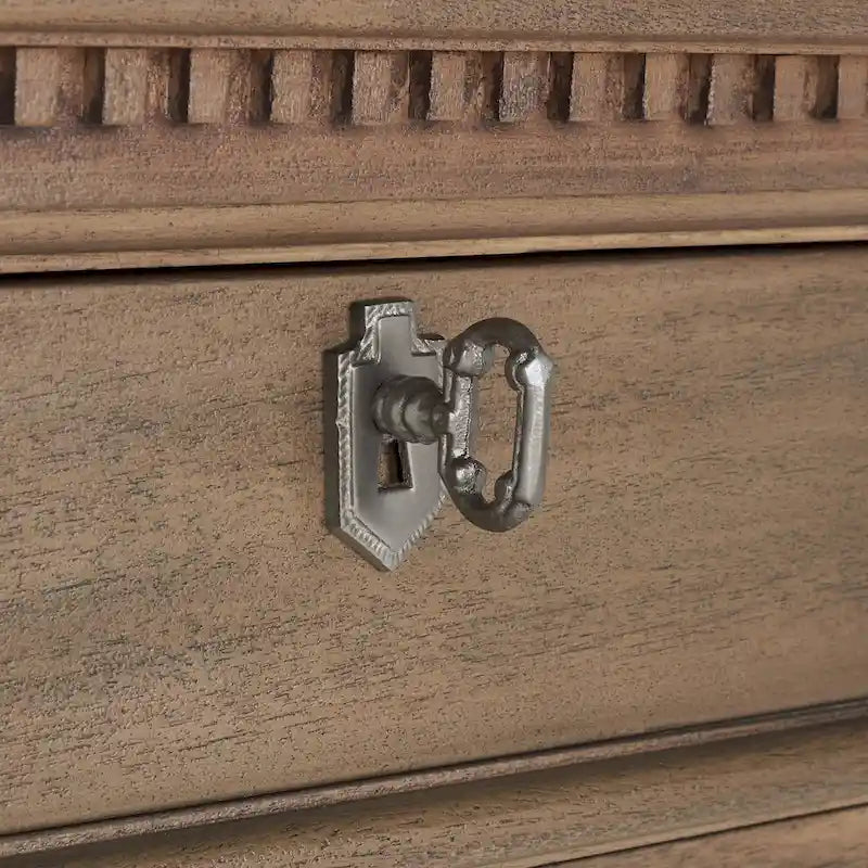 Table de chevet en bois à 3 tiroirs avec détails sculptés et poignées en laiton