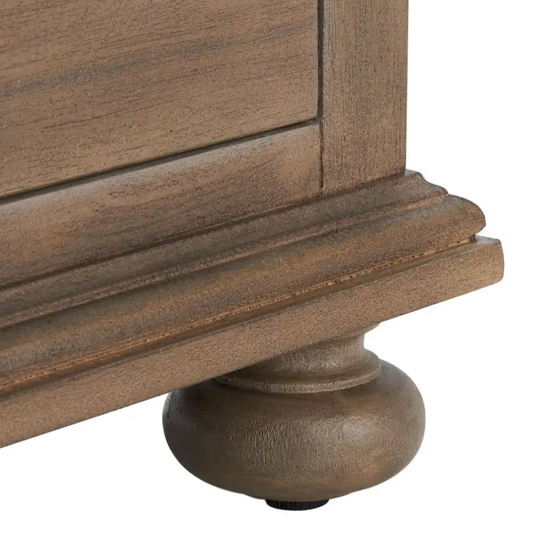 Table de chevet en bois à 3 tiroirs avec détails sculptés et poignées en laiton