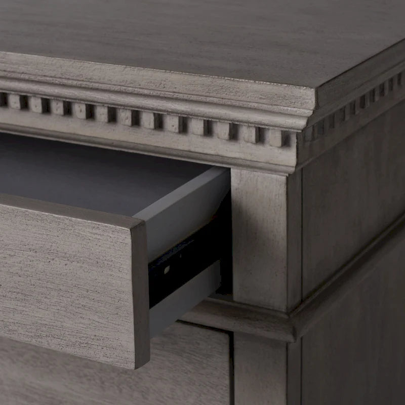 Table de chevet en bois à 3 tiroirs avec détails sculptés et poignées en laiton