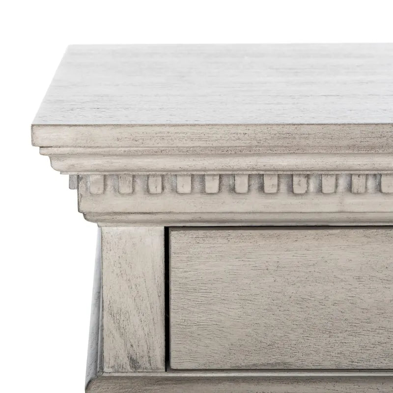 Table de chevet en bois à 3 tiroirs avec détails sculptés et poignées en laiton