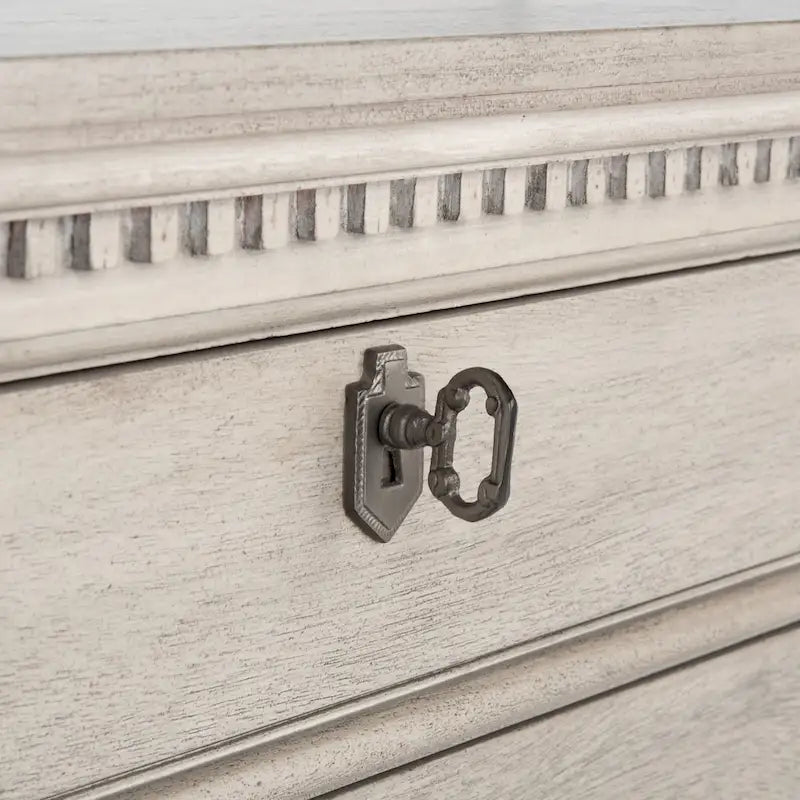 Table de chevet en bois à 3 tiroirs avec détails sculptés et poignées en laiton
