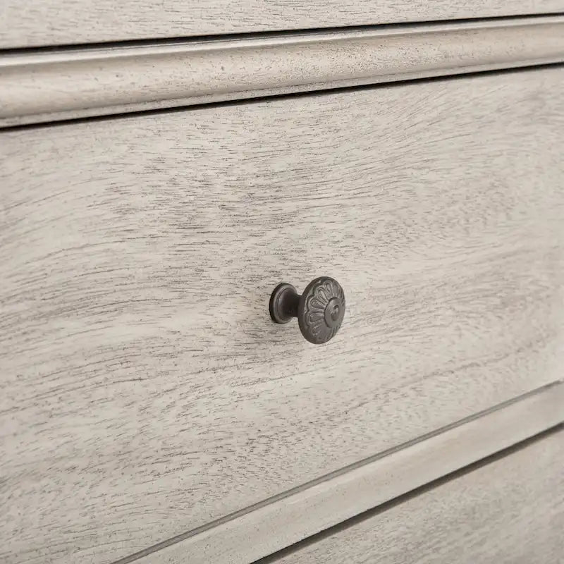 Table de chevet en bois à 3 tiroirs avec détails sculptés et poignées en laiton