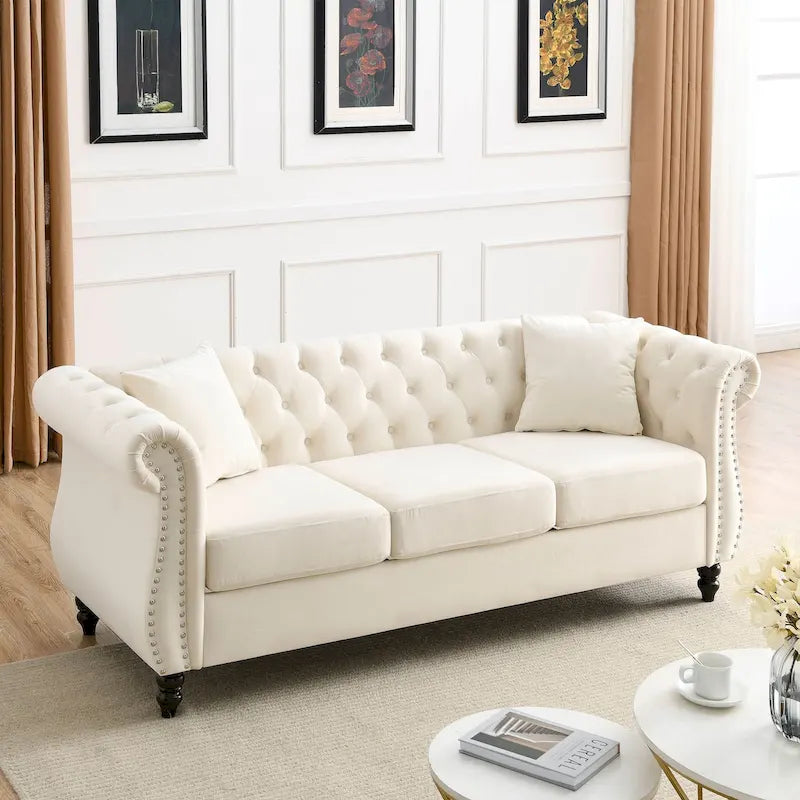 Canapé Chesterfield 3 places capitonné avec accoudoirs roulés et clous décoratifs