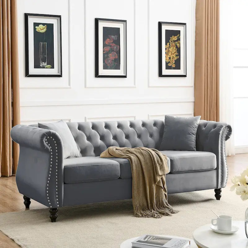 Canapé Chesterfield 3 places capitonné avec accoudoirs roulés et clous décoratifs