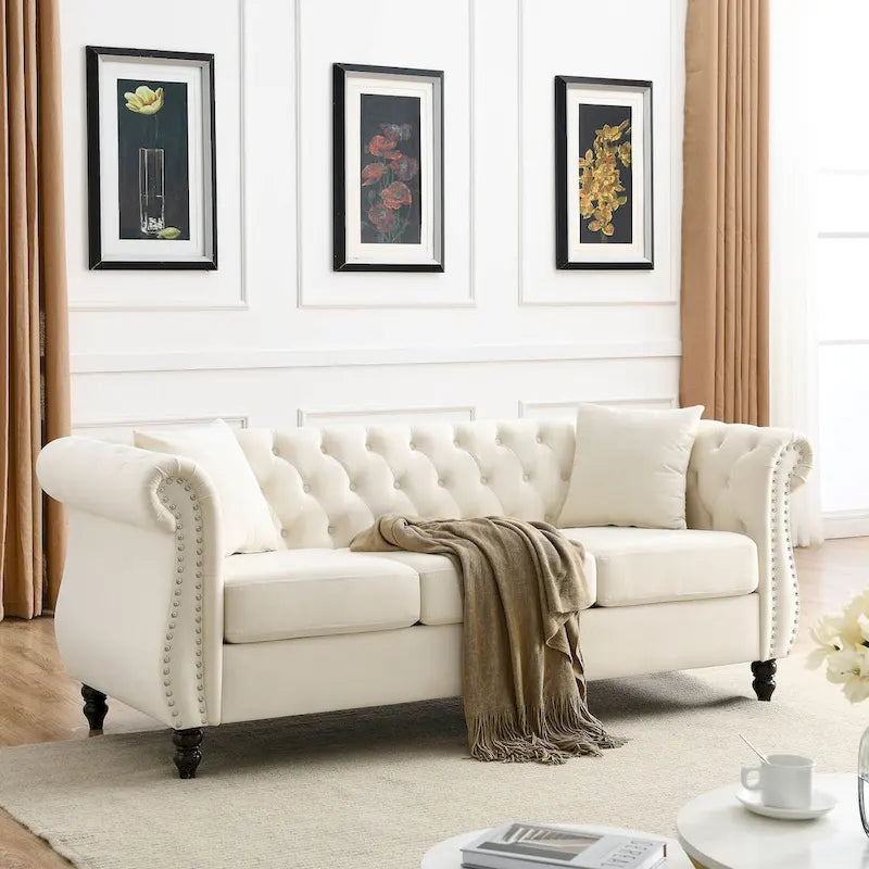 Canapé Chesterfield 3 places capitonné avec accoudoirs roulés et clous décoratifs
