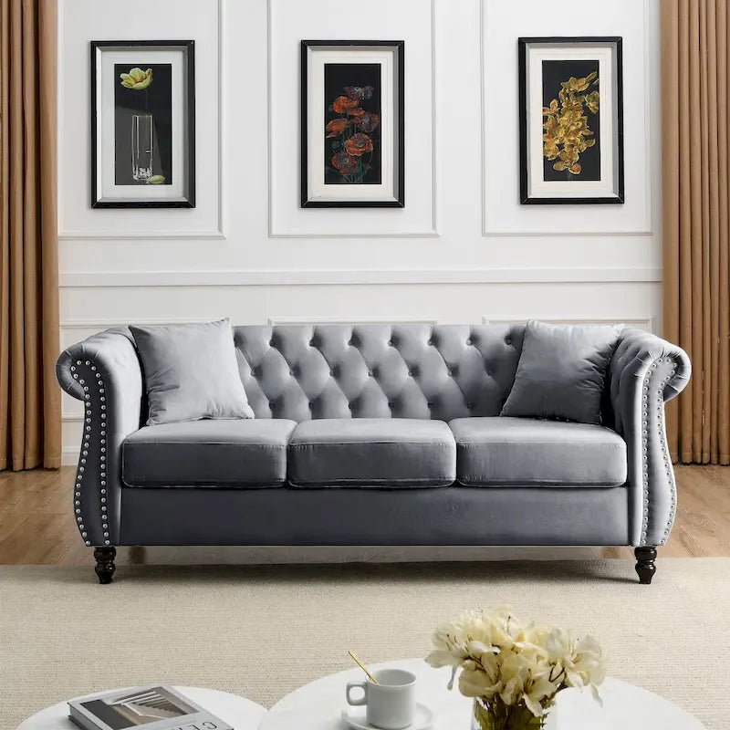 Canapé Chesterfield 3 places capitonné avec accoudoirs roulés et clous décoratifs