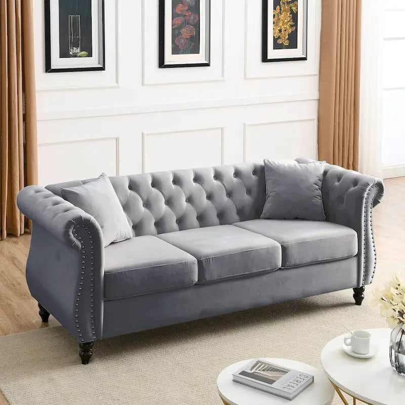 Canapé Chesterfield 3 places capitonné avec accoudoirs roulés et clous décoratifs