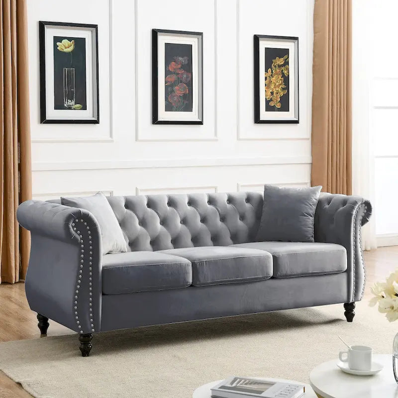 Canapé Chesterfield 3 places capitonné avec accoudoirs roulés et clous décoratifs